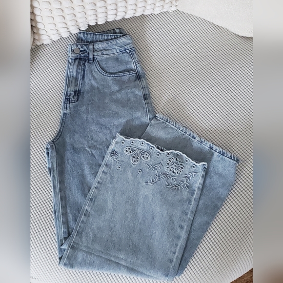 NWOT High Waist Light Wash Hem Detail Jeans | Size 26 - Picture 5 of 8